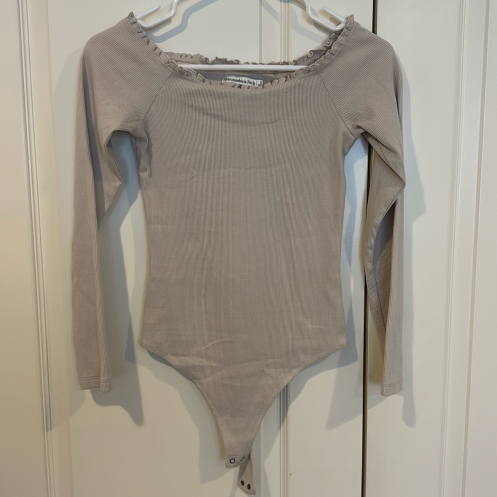 Abercrombie & Fitch Scalloped Off-The-Shoulder Long Sleeve Bodysuit S